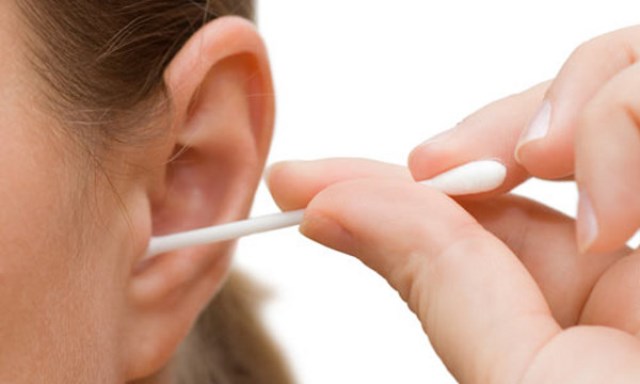 limpar-ouvido-cotonete