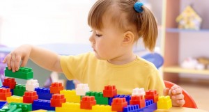 9487-menina-com-brinquedo-de-montar